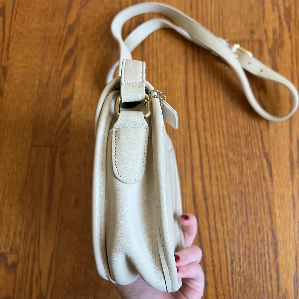 ⚪️COACH: White vintage Legacy flap purse, crossbody w/metal turn lock, preowned